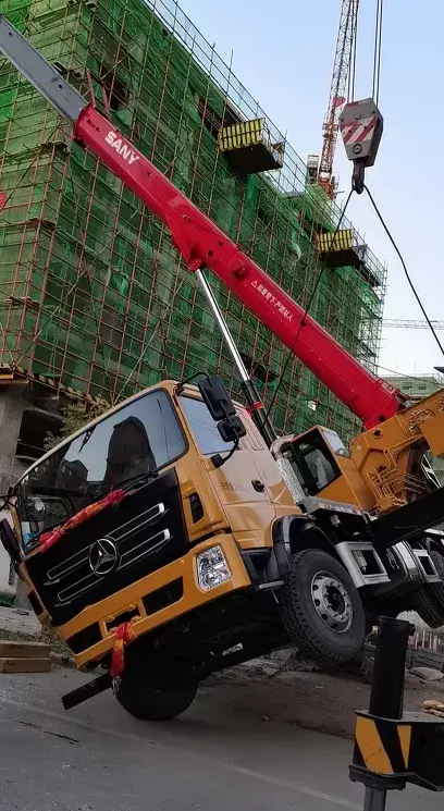 刚从厂家买的新三一吊车,结果四节大臂,全部怼毁