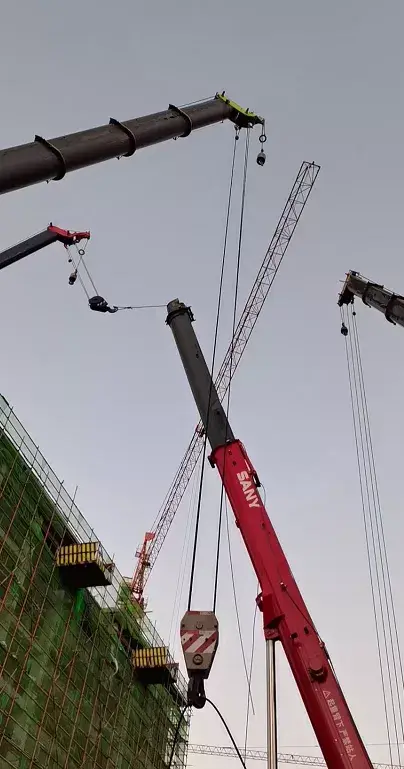 刚从厂家买的新三一吊车,结果四节大臂,全部怼毁