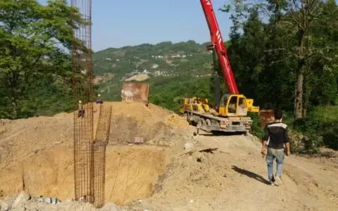 到工地发现，吊车全场无支腿点，这场地你敢不敢吊？