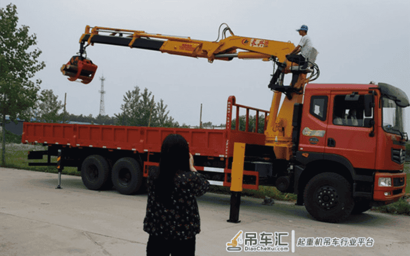 直臂随车吊和折叠臂随车吊的区别是什么？如何选择？
