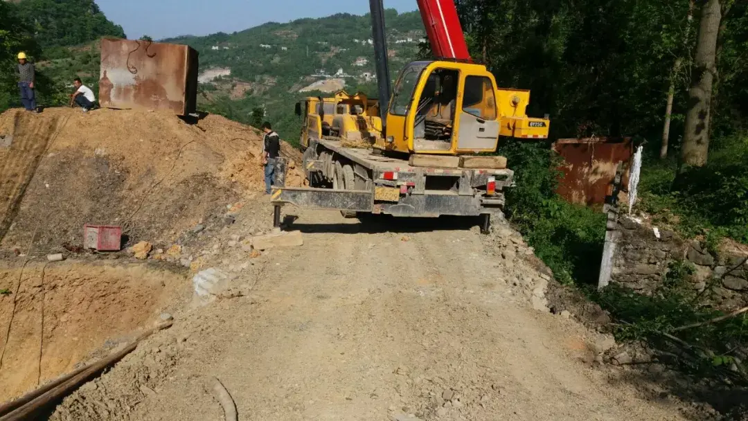 到工地发现，吊车全场无支腿点，这场地你敢不敢吊？