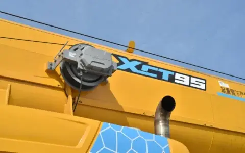 徐工XCT95L7吊车，四桥的极限，70m全伸臂，最大吊重量达到7.8吨