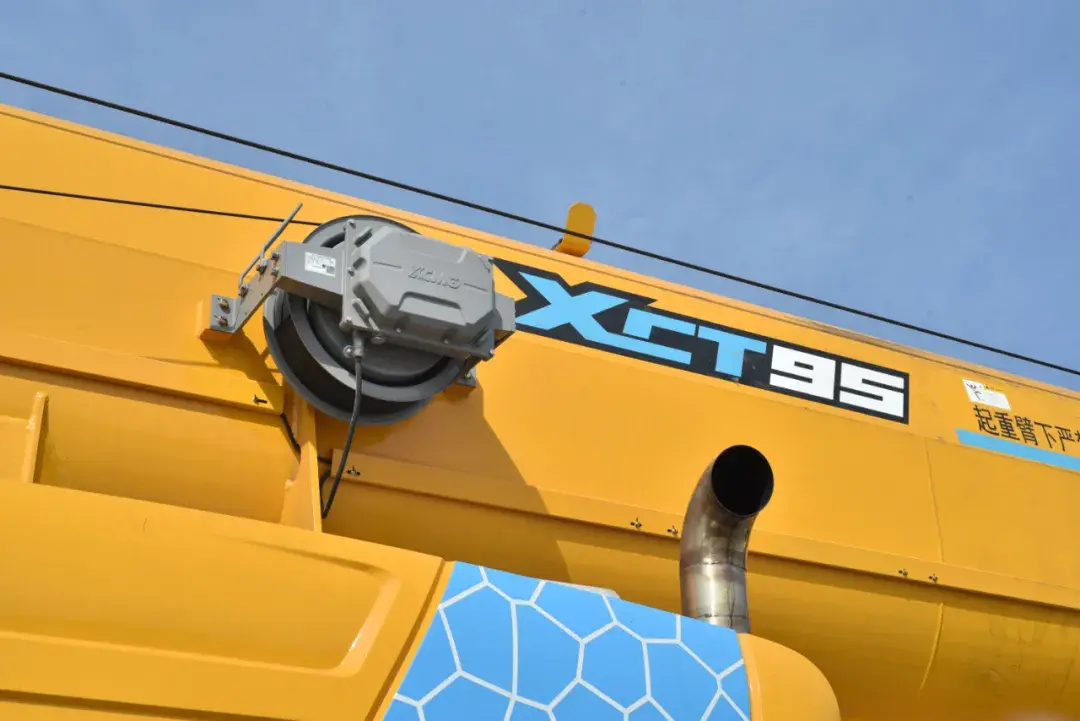 徐工XCT95L7吊车,四桥的极限,70m全伸臂,最大吊重量达到7.8吨