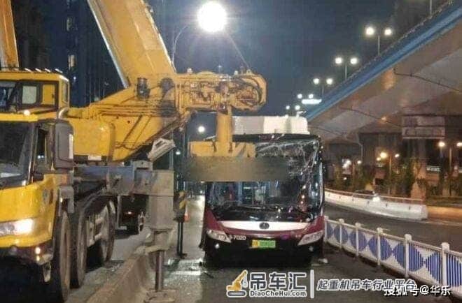 揪心！浙江一公交车撞上吊车，导致车内多人受伤，被紧急送医