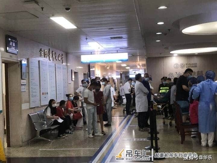 揪心！浙江一公交车撞上吊车，导致车内多人受伤，被紧急送医