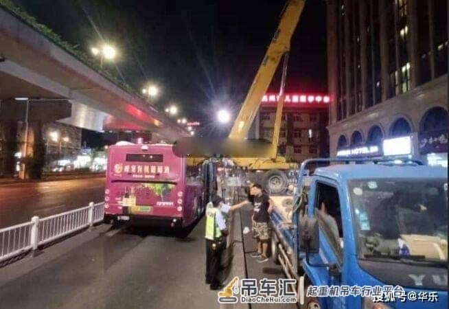 揪心！浙江一公交车撞上吊车，导致车内多人受伤，被紧急送医