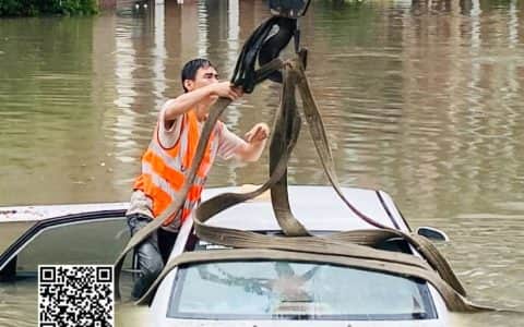 海报｜暴雨中合肥几十辆轿车淹到车顶 大吊车来救援了
