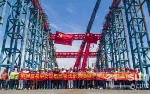 三一起重机精准吊装！罗埠大桥成功合龙