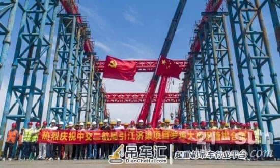 三一起重机精准吊装！罗埠大桥成功合龙