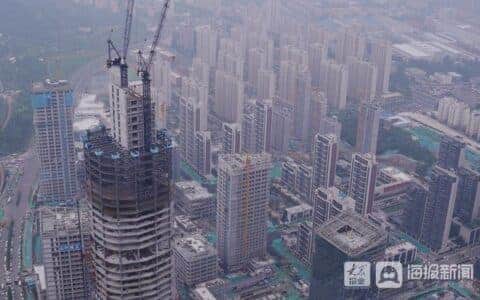 「组图」在360米高空开吊车的人