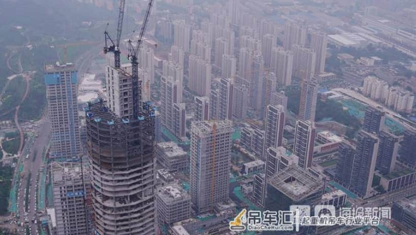 「组图」在360米高空开吊车的人