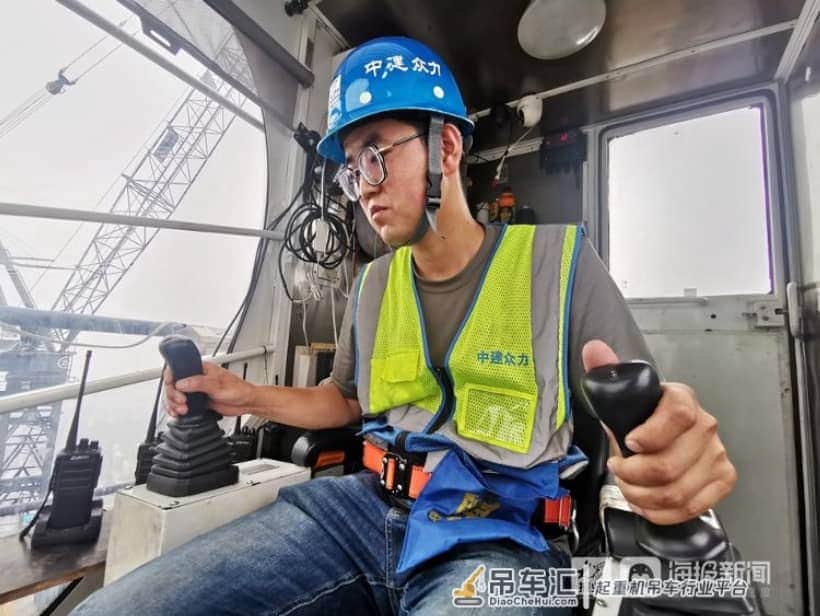 「组图」在360米高空开吊车的人