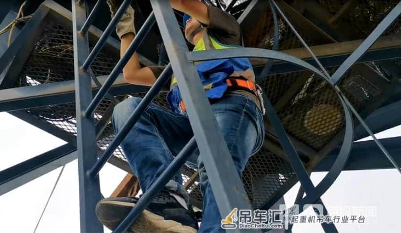 「组图」在360米高空开吊车的人