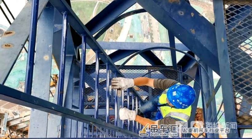 「组图」在360米高空开吊车的人