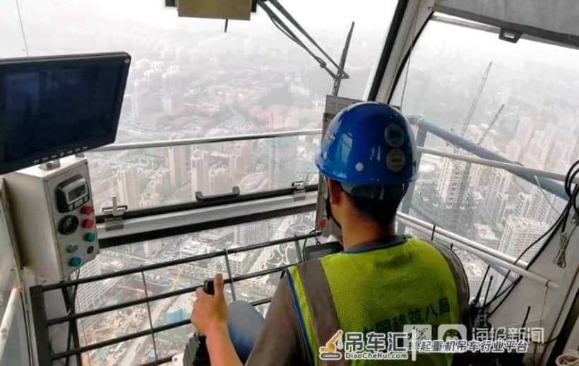 「组图」在360米高空开吊车的人
