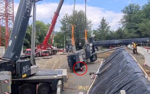 德国一起重机缆绳断裂 工人被68吨吊车砸到后幸运逃生