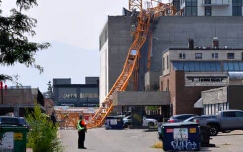 BC省建筑工地起重机倒塌砸死多名工人！写字楼养老院也被砸垮