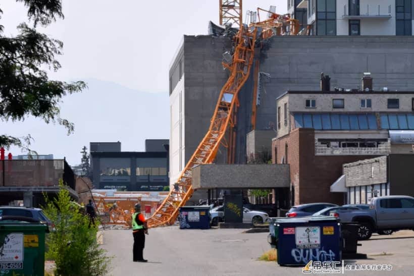 BC省建筑工地起重机倒塌砸死多名工人!写字楼养老院也被砸垮
