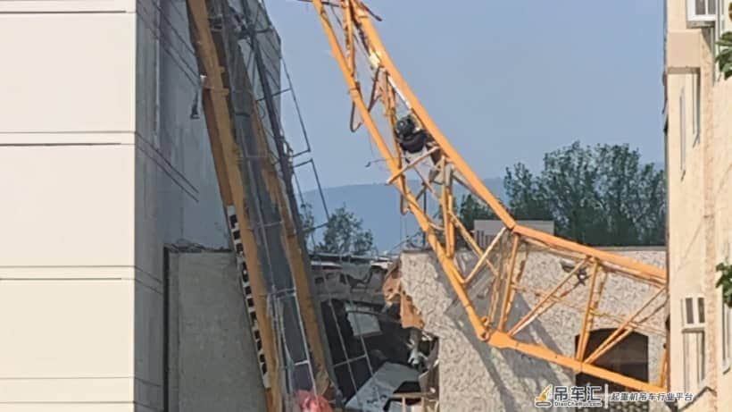 BC省建筑工地起重机倒塌砸死多名工人!写字楼养老院也被砸垮