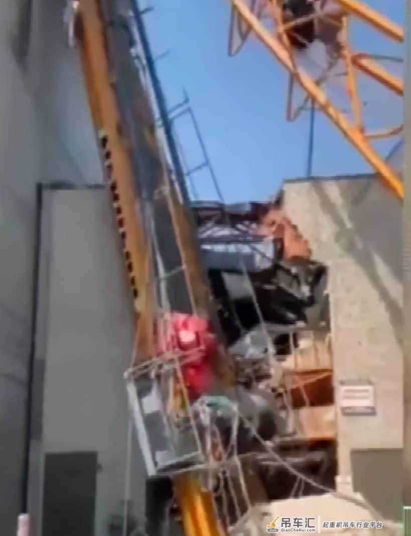 BC省建筑工地起重机倒塌砸死多名工人!写字楼养老院也被砸垮