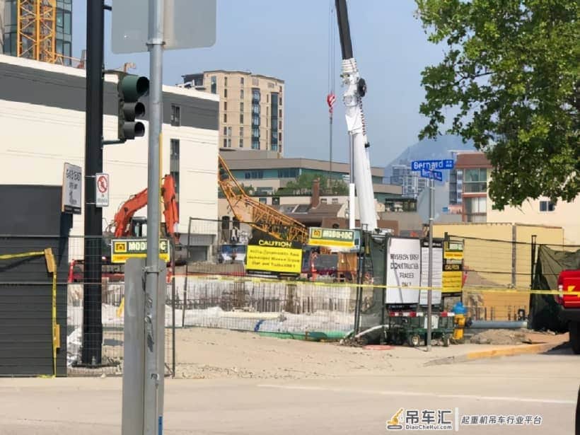 BC省建筑工地起重机倒塌砸死多名工人!写字楼养老院也被砸垮