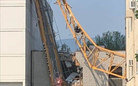 加拿大基洛纳市中心发生起重机倒塌事故 已致1人死亡