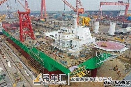 海上风电施工将添又一利器！这家船厂一艘2400吨全回转起重船出坞