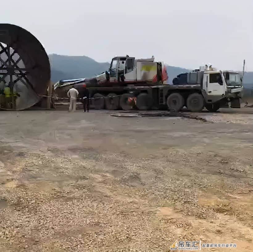 老款中联130吨吊车,以小充大,当260吨使用,转台怼烂,油缸干断