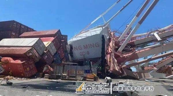 突发！OOCL一箱船撞塌高雄港起重机，1人受伤，2人一度被困高空……