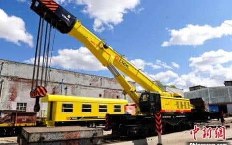 中国企业首次出口具备桥梁救援能力铁路起重机