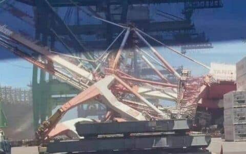 严重突发，大型集装箱船撞倒台湾高雄岸吊，船期将再受影响！