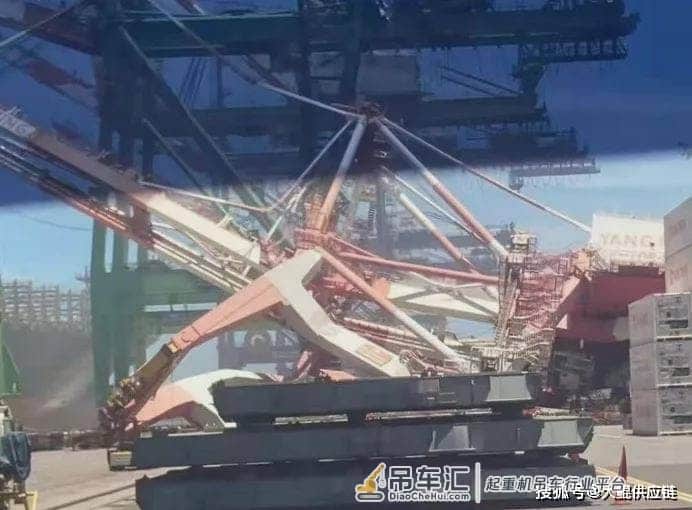 严重突发，大型集装箱船撞倒台湾高雄岸吊，船期将再受影响！