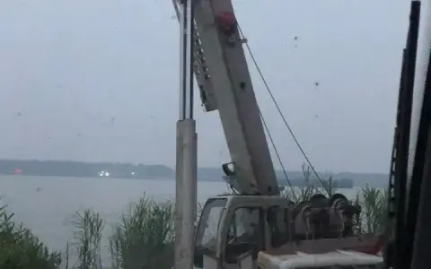 水泥地竟然都不垫枕木，25吨吊车在阴沟里翻船