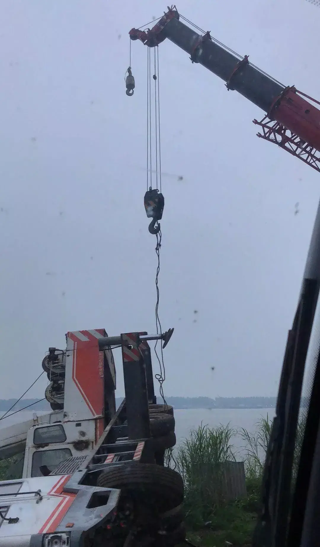 水泥地竟然都不垫枕木,25吨吊车在阴沟里翻船