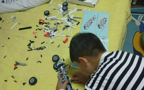 幼儿园大班的小朋友独自组装一台吊车难以想象