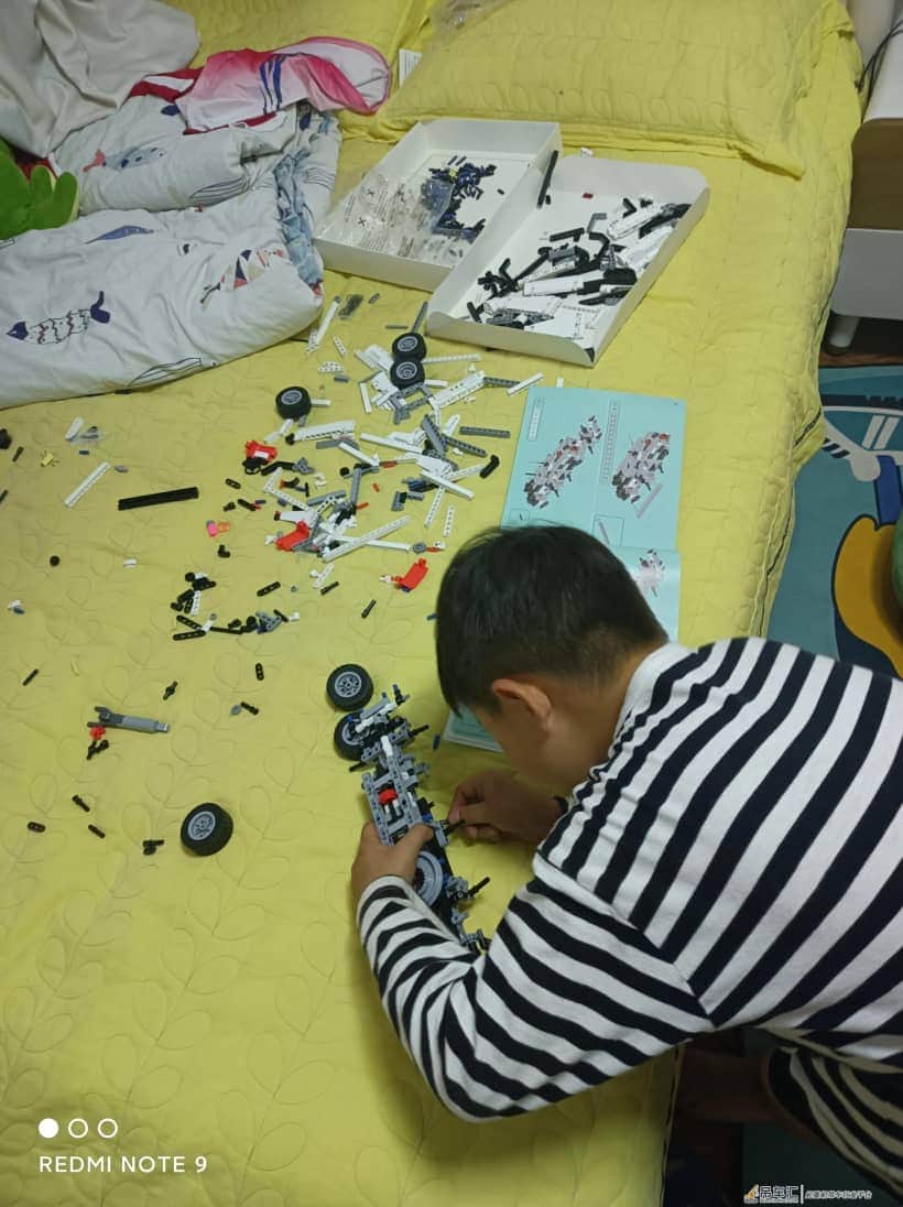 幼儿园大班的小朋友独自组装一台吊车难以想象