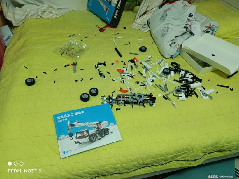 幼儿园大班的小朋友独自组装一台吊车难以想象