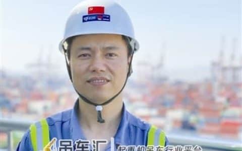 从肩挑背扛到“机器人”龙门吊 父子两代人见证宁波港口巨变