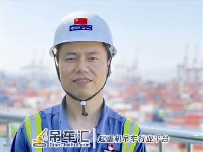 从肩挑背扛到“机器人”龙门吊 父子两代人见证宁波港口巨变