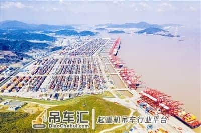 从肩挑背扛到“机器人”龙门吊 父子两代人见证宁波港口巨变