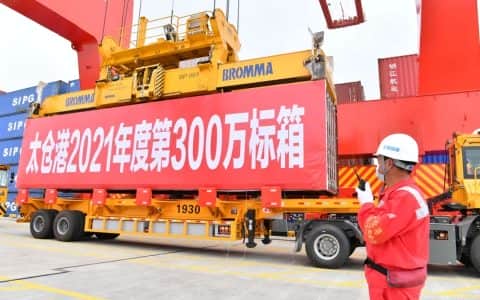 太仓港集装箱四期启用 第300万标箱正式起吊