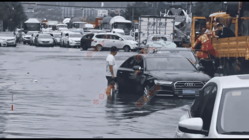 陕西一对新人结婚遇暴雨,结果婚车抛锚了,吊车司机:坐我的车