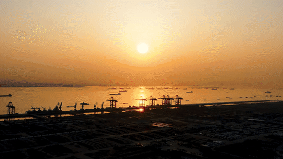 太仓港集装箱四期启用 第300万标箱正式起吊
