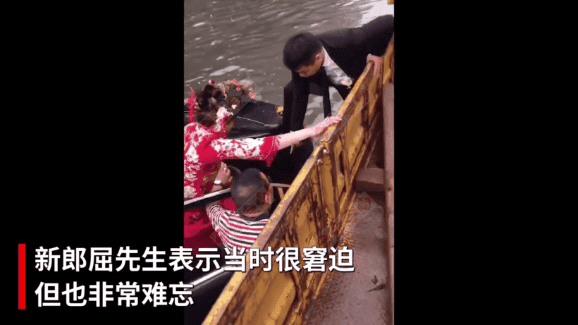 陕西一对新人结婚遇暴雨，结果婚车抛锚了，吊车司机：坐我的车