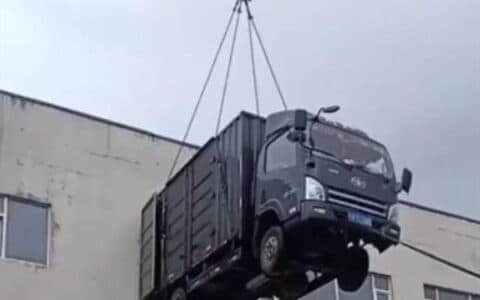 吉林一男子找吊车“空运”卸货，只因上下楼麻烦，网友：不违规？