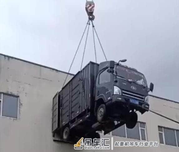 吉林一男子找吊车“空运”卸货，只因上下楼麻烦，网友：不违规？