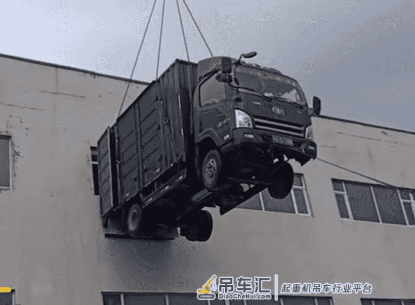 吉林一男子找吊车“空运”卸货,只因上下楼麻烦,网友:不违规?