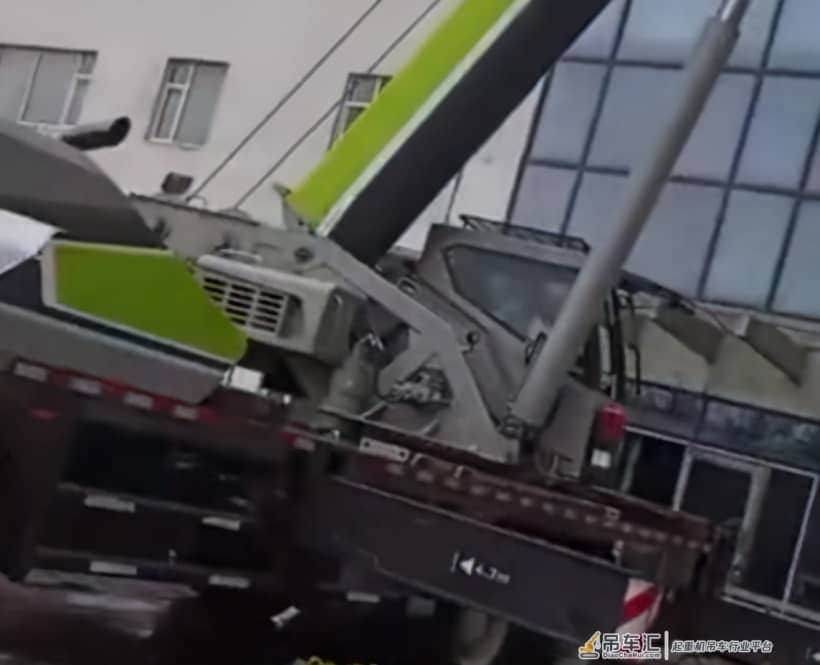 吉林一男子找吊车“空运”卸货,只因上下楼麻烦,网友:不违规?