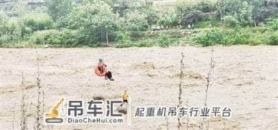 西峡老鹳河上演惊险一幕，电力人身系吊车悬臂从天而降——洪水中勇救被困村民