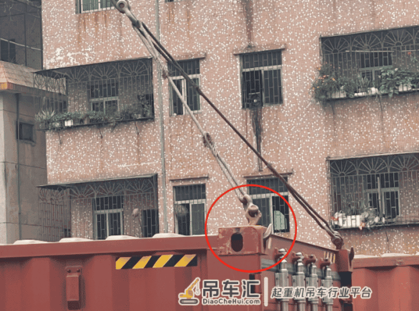 深圳一工人贪图方便站在吊装的集装箱上作业,钢丝绳断裂致其坠落身亡
